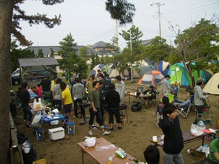 キャンプでオフ会もいいねー 千葉県九十九里浜 ナインテンナインオートキャンプ場 ナインテンナイン海の見えるコテージ バーベキュー場