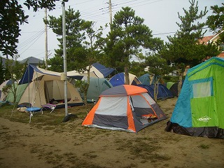 キャンプでオフ会もいいねー 千葉県九十九里浜 ナインテンナインオートキャンプ場 ナインテンナイン海の見えるコテージ バーベキュー場